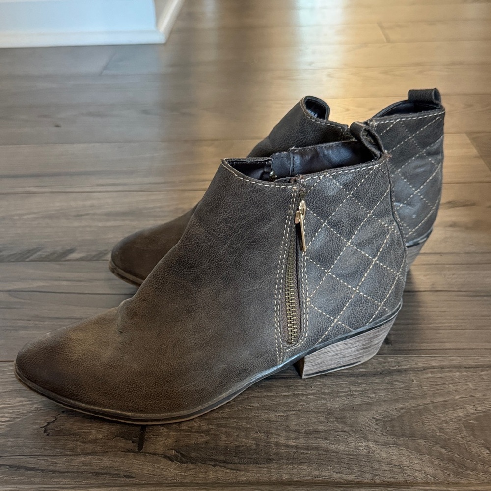 Stylish Women's Ankle Boots - Gray